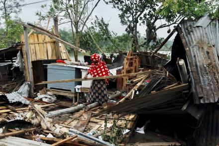 News Wrap: Powerful cyclone batters India, Bangladesh: asset-mezzanine-16x9