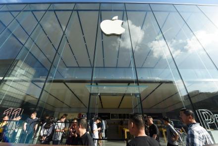 Apple, DOJ battle over access to Pensacola shooter's phone: asset-mezzanine-16x9